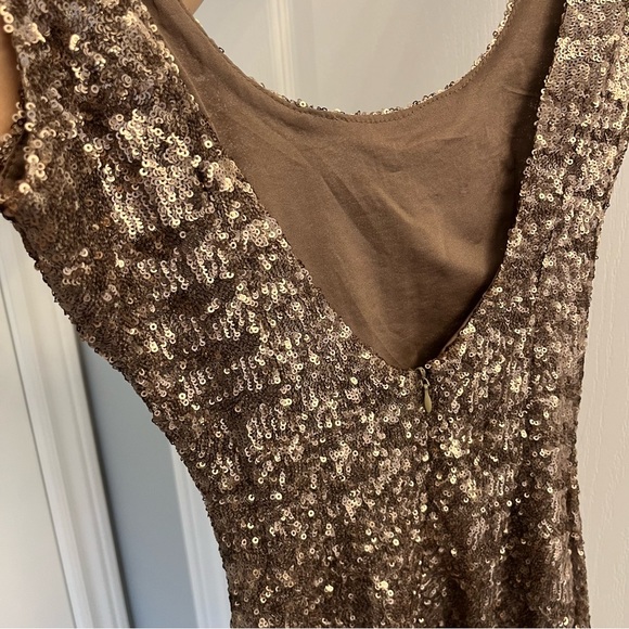 Small gold sequined mini dress, low back - Picture 3 of 4